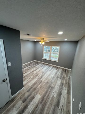 1833 Garys, San Antonio, TX 78247