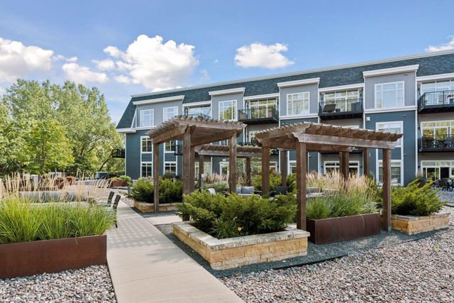 935 Lake Street E 202, Wayzata, MN 55391