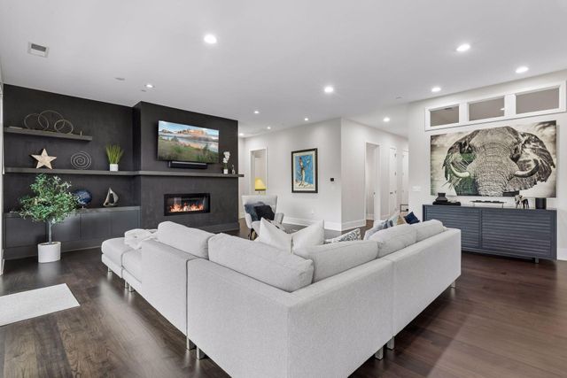 935 Lake Street E 202, Wayzata, MN 55391