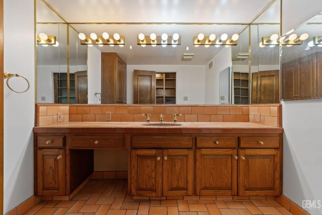 2600 21st Street, Bakersfield, CA 93301