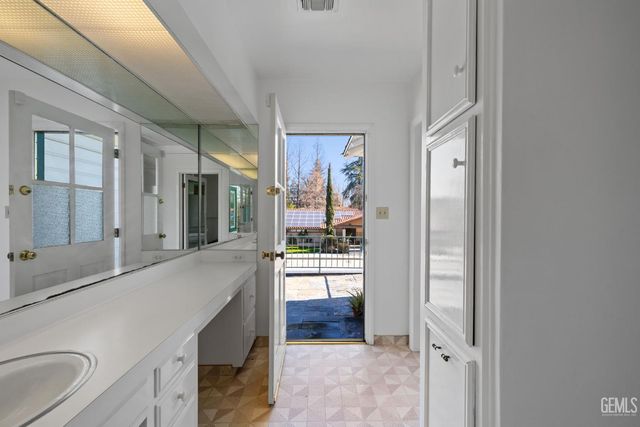 2600 21st Street, Bakersfield, CA 93301