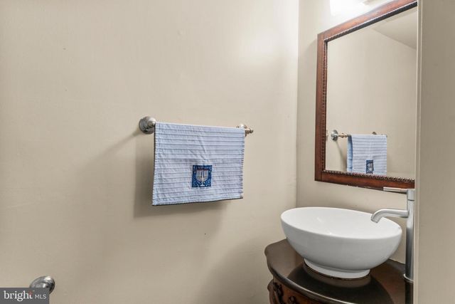 2 WOODLAKE DR, Marlton, NJ 08053