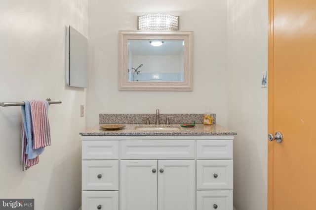 2 WOODLAKE DR, Marlton, NJ 08053