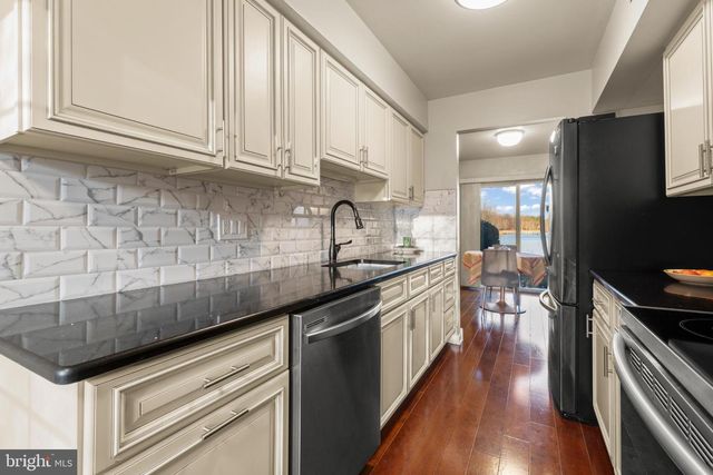 2 WOODLAKE DR, Marlton, NJ 08053