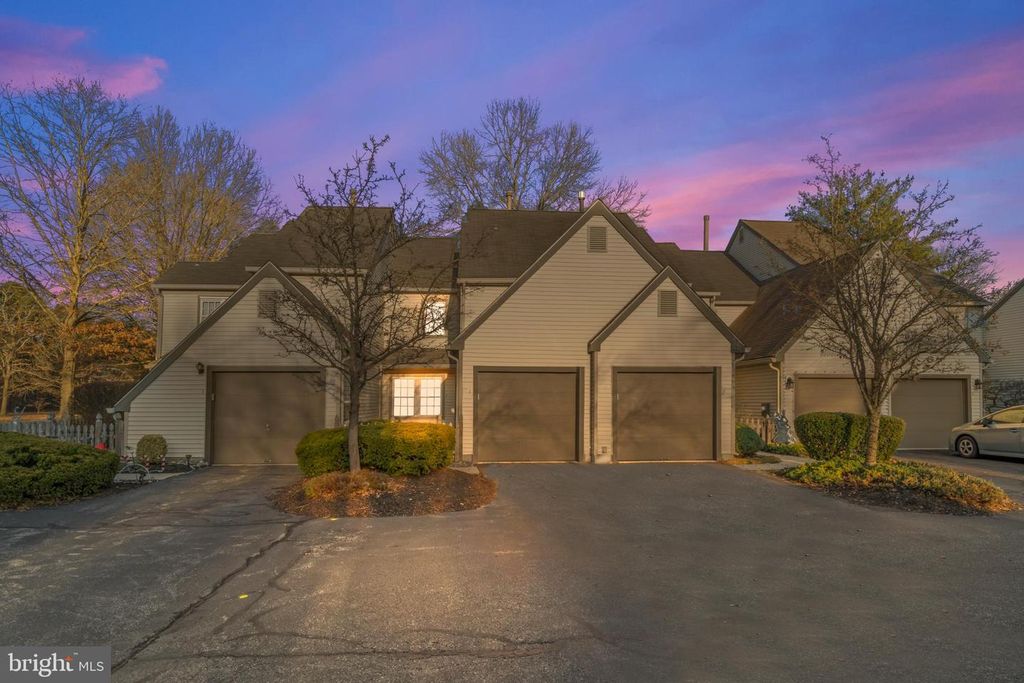 2 WOODLAKE DR, Marlton, NJ 08053