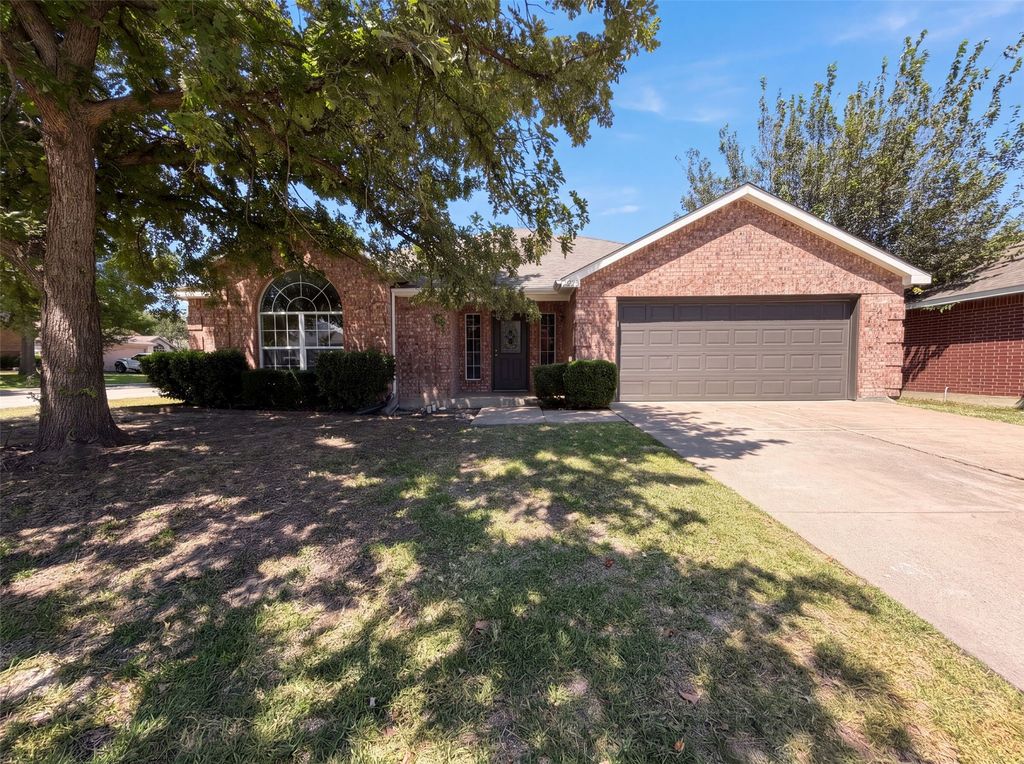 825 Adams Drive, Burleson, TX 76028