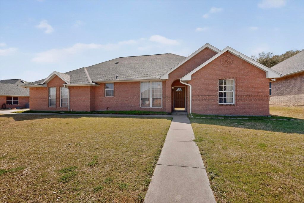 104 Shorewood Place, Joshua, TX 76058