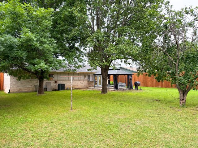 706 Midway Drive W, Euless, TX 76039