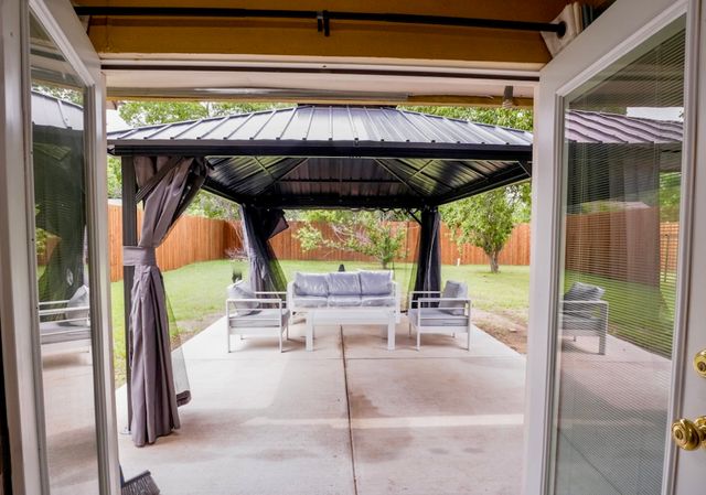 706 Midway Drive W, Euless, TX 76039