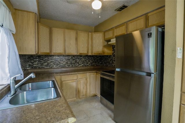 706 Midway Drive W, Euless, TX 76039