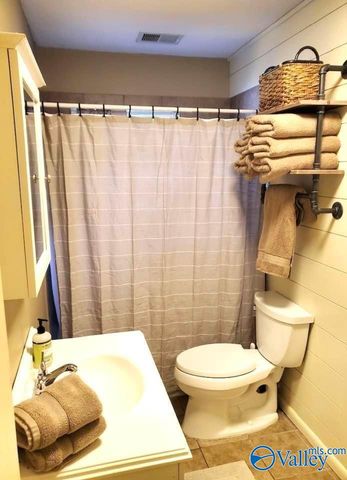 3500 Colonial Drive, Guntersville, AL 35976