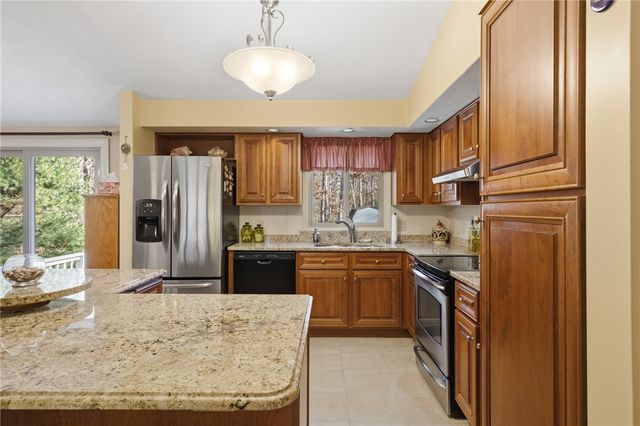 11 Wendy Lane, South Kingstown, RI 02879