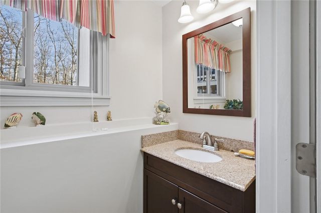 11 Wendy Lane, South Kingstown, RI 02879