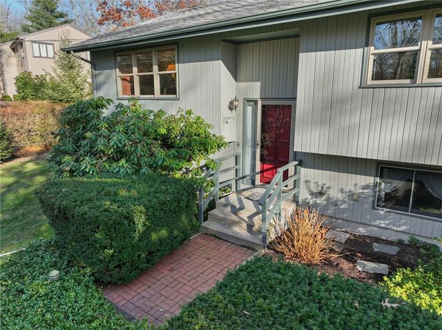 11 Wendy Lane, South Kingstown, RI 02879