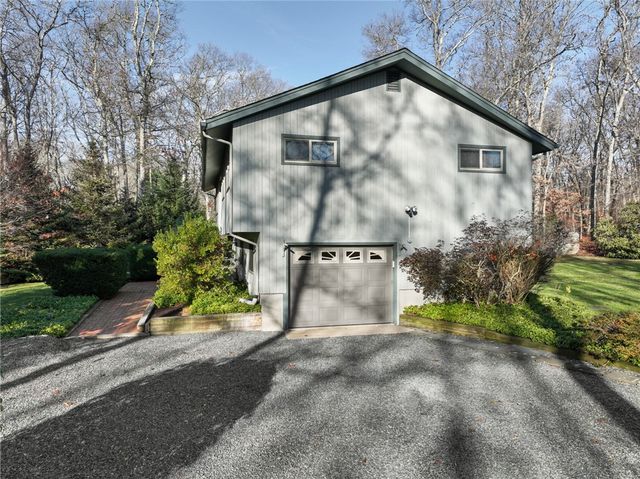 11 Wendy Lane, South Kingstown, RI 02879