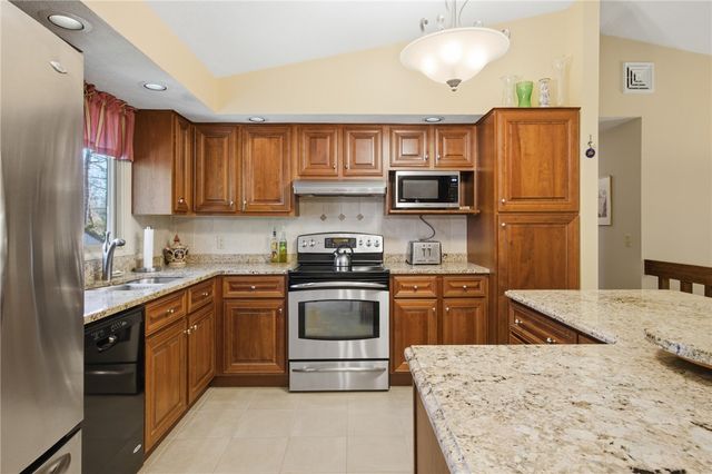 11 Wendy Lane, South Kingstown, RI 02879