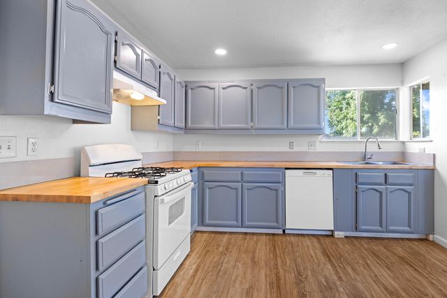 829 E Trinidad Avenue, Visalia, CA 93292