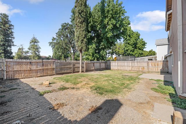 829 E Trinidad Avenue, Visalia, CA 93292