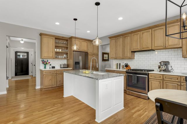 15782 Cobblestone Lake Parkway, Apple Valley, MN 55124