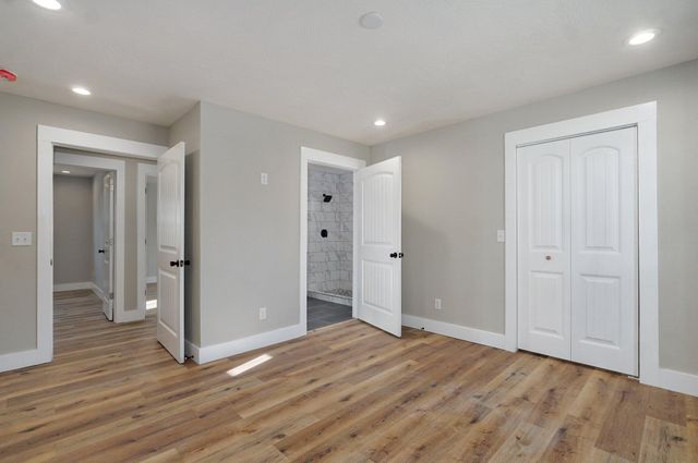 1960 East Meadow Drive, Springfield, MO 65804