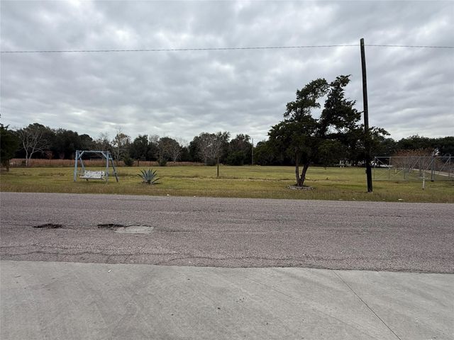 9015 Schiro Rd, Hitchcock, TX 77563