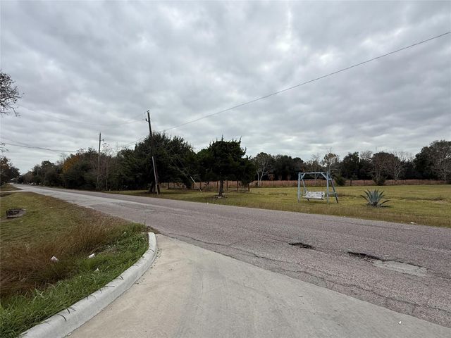 9015 Schiro Rd, Hitchcock, TX 77563