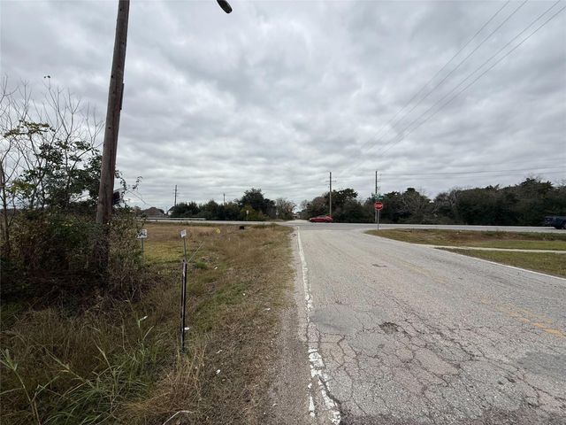 9015 Schiro Rd, Hitchcock, TX 77563