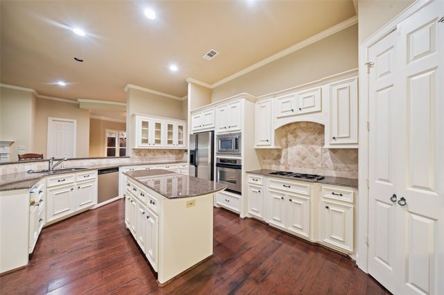 196 West Pines Drive, Montgomery, TX 77356