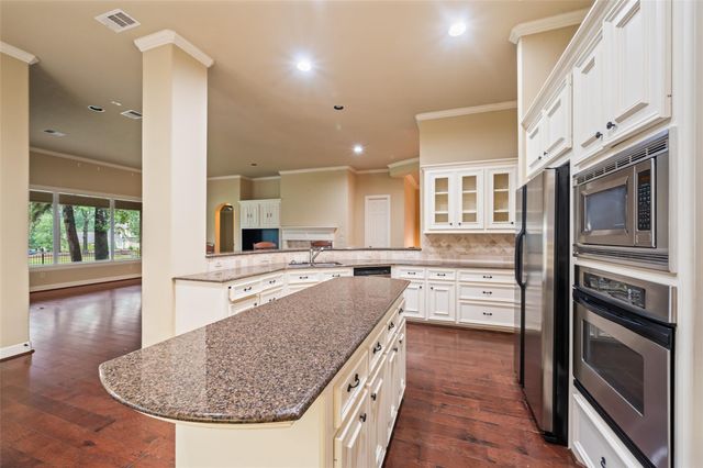 196 West Pines Drive, Montgomery, TX 77356