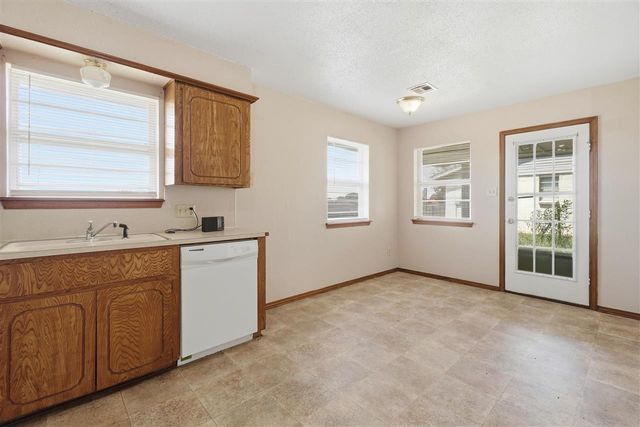 6008 SW Brookline Ave, Lawton, OK 73505