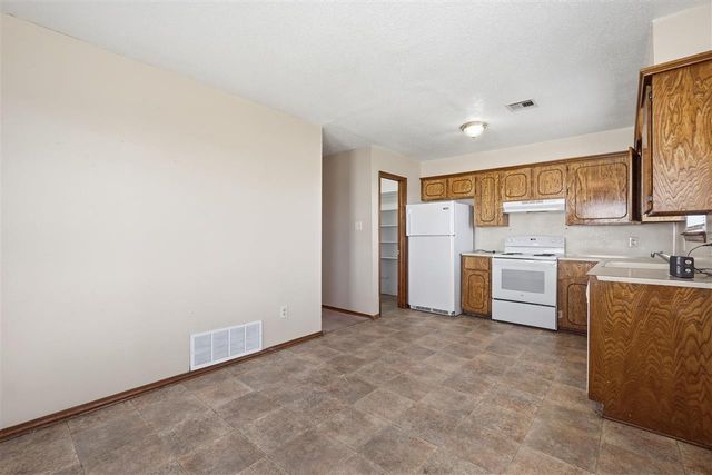 6008 SW Brookline Ave, Lawton, OK 73505