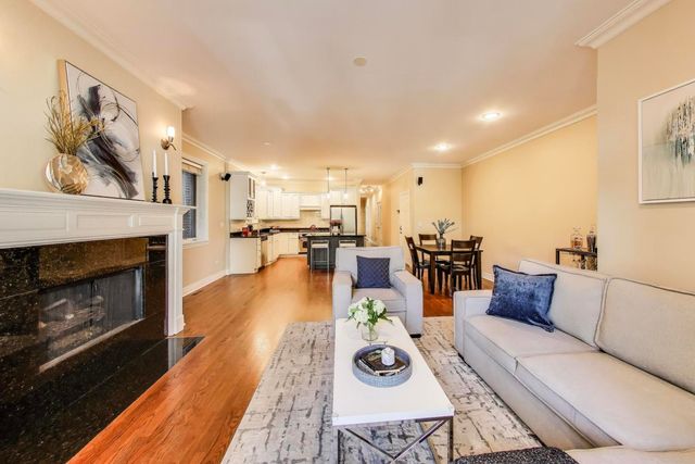 1455 W Thomas Street 2E, Chicago, IL 60642