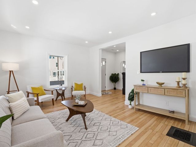 47 Hale St, Leominster, MA 01453