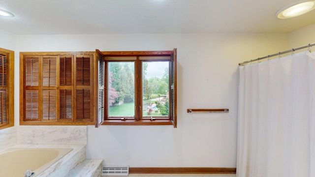 251 WOLF POINT Drive, Erie, PA 16505