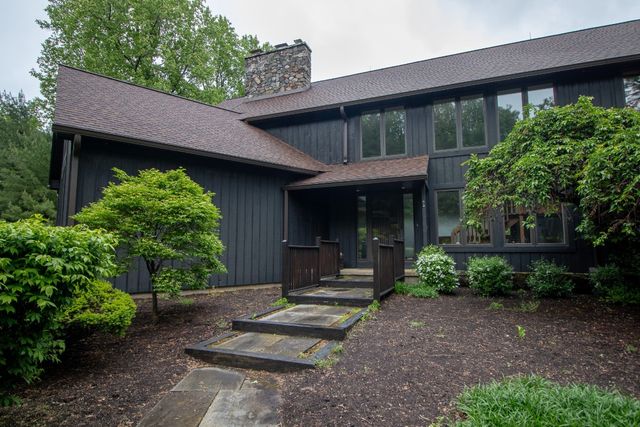 251 WOLF POINT Drive, Erie, PA 16505