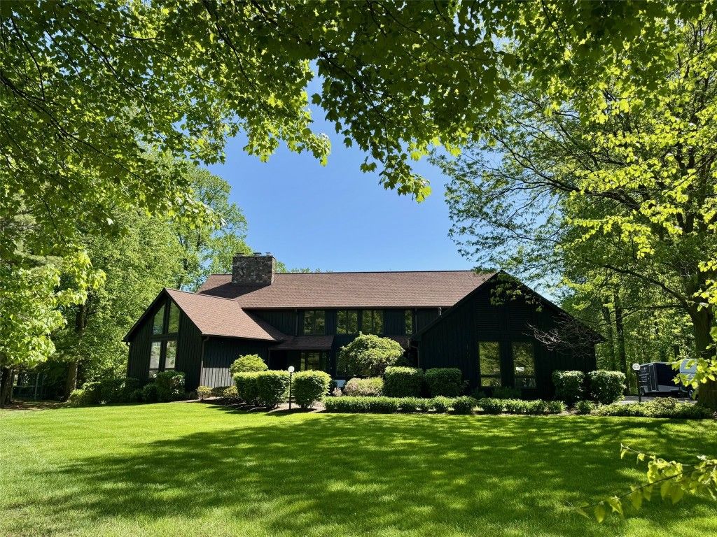 251 WOLF POINT Drive, Erie, PA 16505