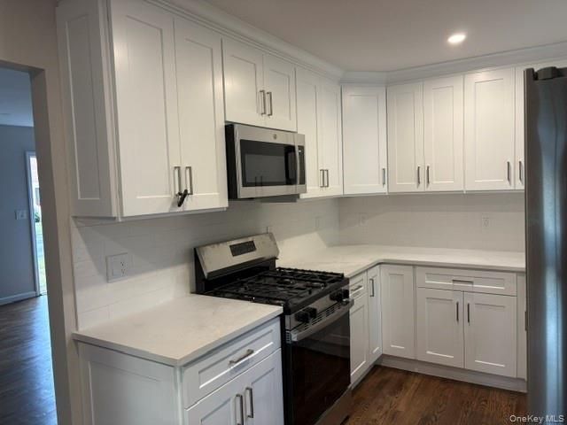 381 N Clinton Avenue, Lindenhurst, NY 11757