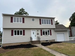381 N Clinton Avenue, Lindenhurst, NY 11757