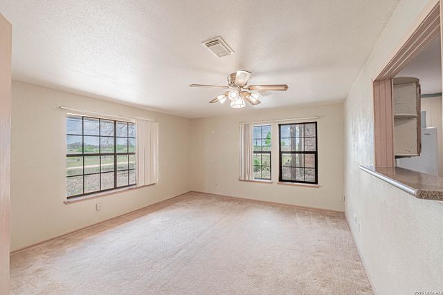 1271 County Road 119, Floresville, TX 78114