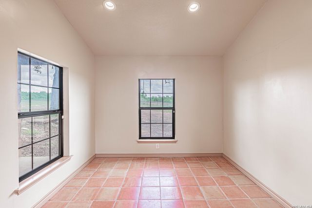 1271 County Road 119, Floresville, TX 78114