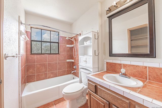 1271 County Road 119, Floresville, TX 78114