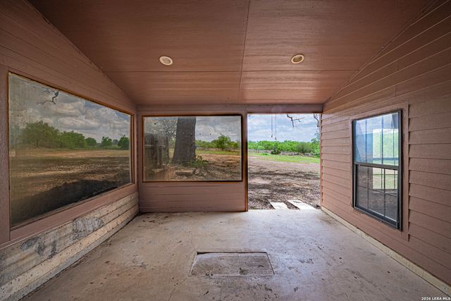 1271 County Road 119, Floresville, TX 78114