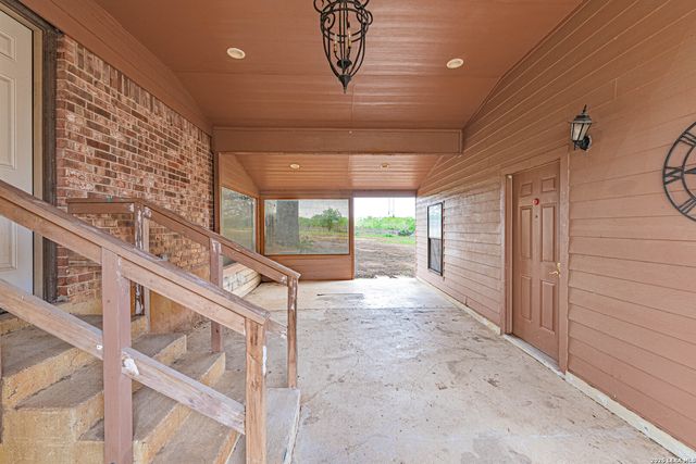 1271 County Road 119, Floresville, TX 78114