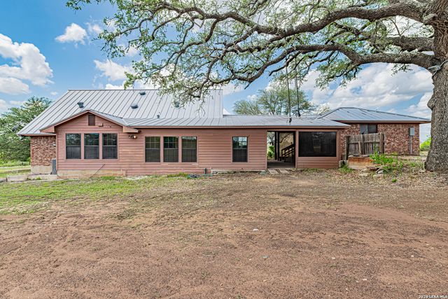 1271 County Road 119, Floresville, TX 78114
