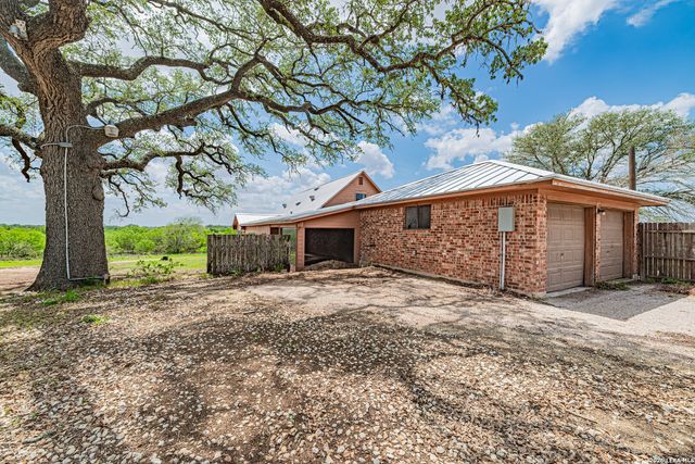 1271 County Road 119, Floresville, TX 78114