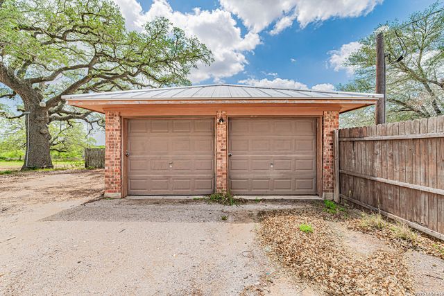 1271 County Road 119, Floresville, TX 78114