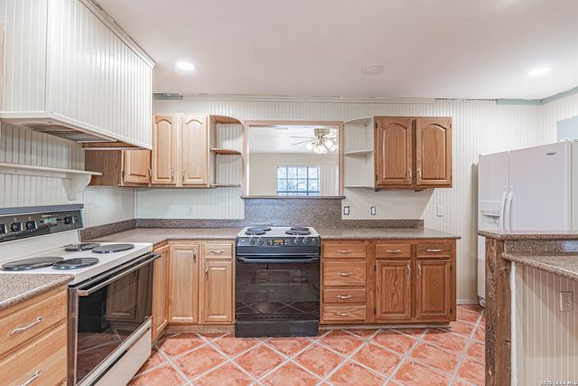 1271 County Road 119, Floresville, TX 78114