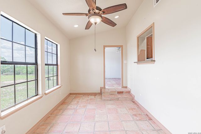 1271 County Road 119, Floresville, TX 78114