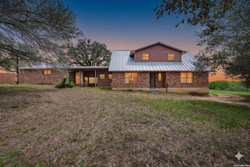 1271 County Road 119, Floresville, TX 78114