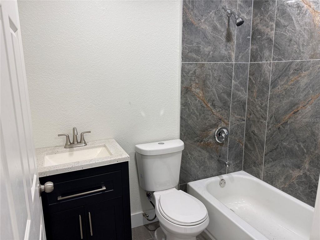 Image 7 of property listing at 3319 12TH STREET COURT E, Bradenton, FL 34208